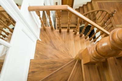 Guide pour choisir les matériaux idéaux pour votre escalier sur mesure en bois