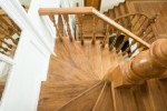 Construire un escalier en chêne à Namur : avantages