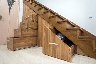 Un meuble sur-mesure sous escalier permet d'aménager intelligemment cet espace souvent perdu ! 