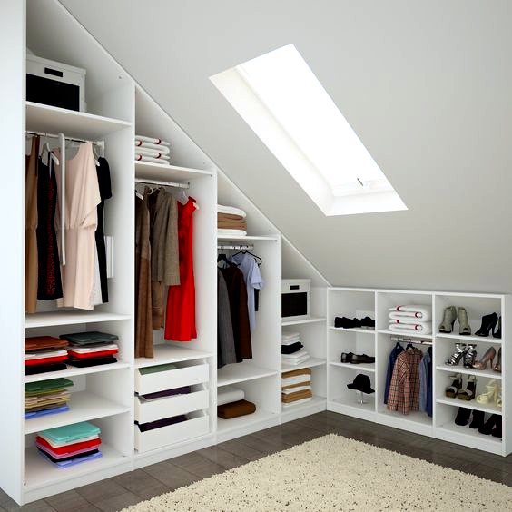 Dressing en bois sur mesure dans une chambre mansardée