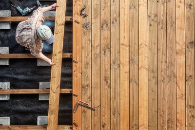 En faisant appel à un menuisier, vous bénéficiez d'une terrasse en bois sur mesure.