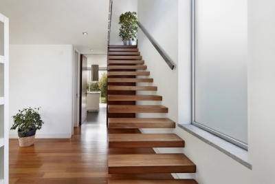 La Menuiserie Huybens vous explique tous les avantages que présente un escalier en bois réalisé sur mesure