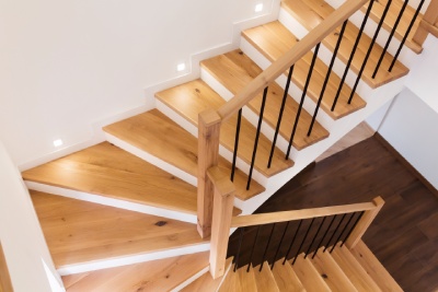 Menuiserie Huybens vous explique pourquoi opter pour un escalier sur mesure