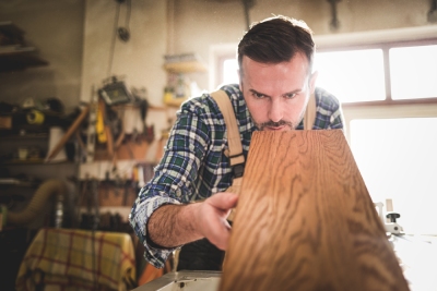 Le savoir-faire d’un menuisier pour un parquet en bois sur mesure