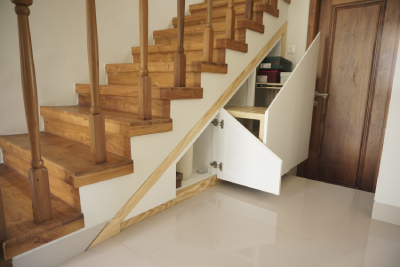 Rangements sous escalier fabriqué sur-mesure.