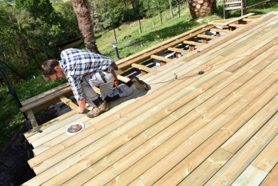 Menuisier qui fabrique une terrasse en bois