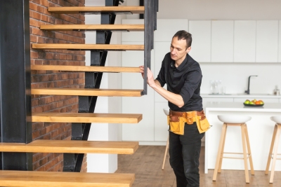 Menuisier qui s'occupe de l'escalier