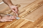 Pose d’un parquet en bois par un menuisier dans le Brabant Wallon