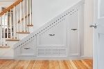 Des placards sous les escaliers : la bonne astuce pour gagner de la place dans votre hall d’entrée